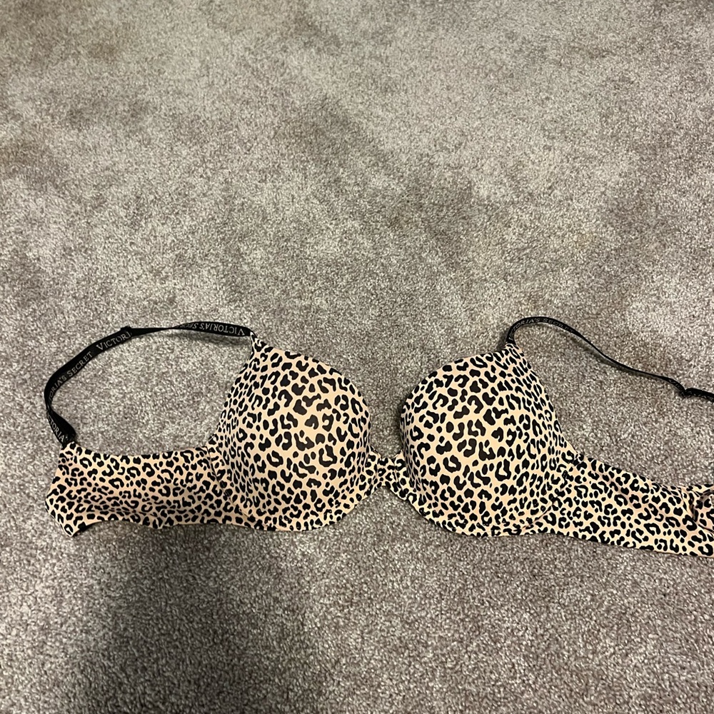 victoria’s secret logo strap prefect shape bra in leopard print